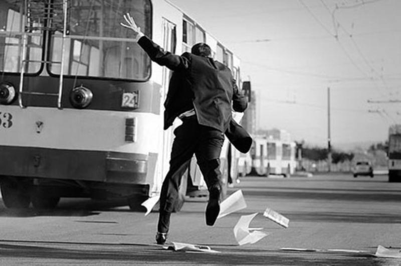 Попытка сбежать. Бежит за автобусом. Человек бежит за автобусом. Опоздал на автобус. Человек опоздал на автобус.