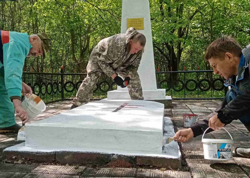 В преддверии Дня Победы представители Белицкого сельского Совета, районной организации Белорусского союза офицеров и Сенненского районного объединения профсоюзов благоустроили воинское захоронение №2373, которое расположено в лесном массиве вблизи д. Гарнаки.