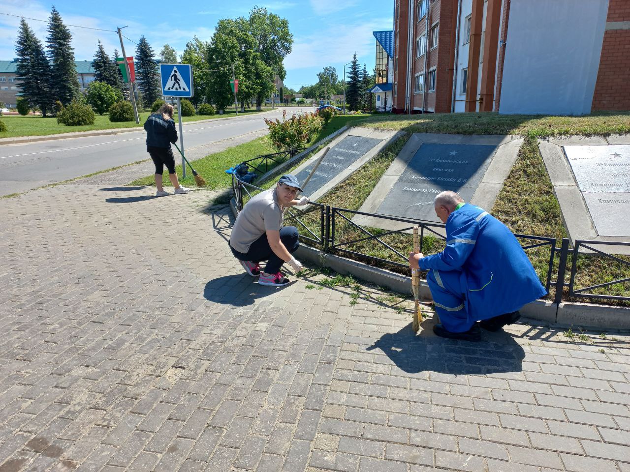 Председатель районного объединения профсоюзов Ольга Мищенко вместе с профактивом производственно-сбытового участка филиала "Энергосбыт" привели в порядок территорию стелу партизанским бригадам, которые дислоцировались в годы Великой Отечественной войны (1942–1943 гг.) на территории Россонского района. 