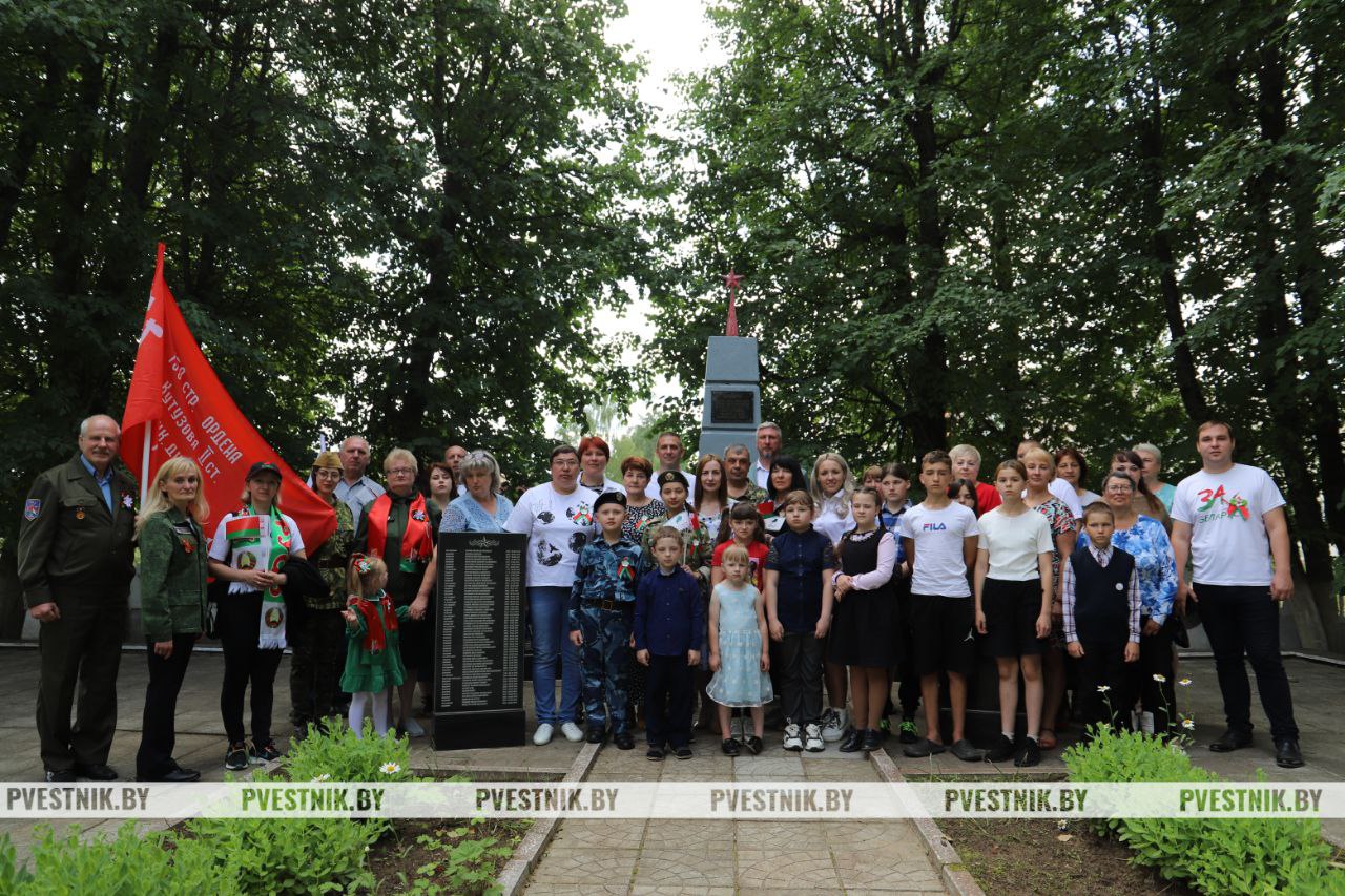 Символично, что именно в этот день, по прошествии 83 лет, активисты Полоцкой районной организации РОО "Патриоты Беларуси", совместно с Полоцким районным объединением профсоюзов, а также представителями трудовых коллективов и поискового отряда "Разведчики воинской славы" посетили братские могилы в аг.Полота и д.Труды. Участники проекта "Сохраним историю" вспомнили трагическую историю каждого захоронения.