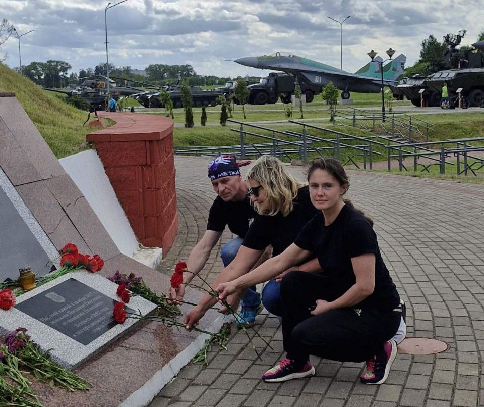 В минувшие выходные любителей активного отдыха филиала ПЭС объединила р.Мнюта. ‼️Благодаря поддержке профсоюзного комитета был организован сплав по этой живописной,  интересной и непростой речке Витебской области. ‼️Сплав приурочен к памятной дате 22 июня День всенародной памяти жертв ВОВ и геноцида белорусского народа и начался с возложение цветов💐 у подножия Кургана Бессмертия в городе Полоцке. 