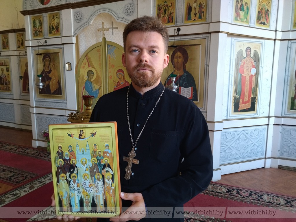 Иерей Дионисий Андреев с одной из первых икон «Собор белорусских святых», находящейся в храме святых Кирилла и Мефодия в Витебской духовной семинарии. 