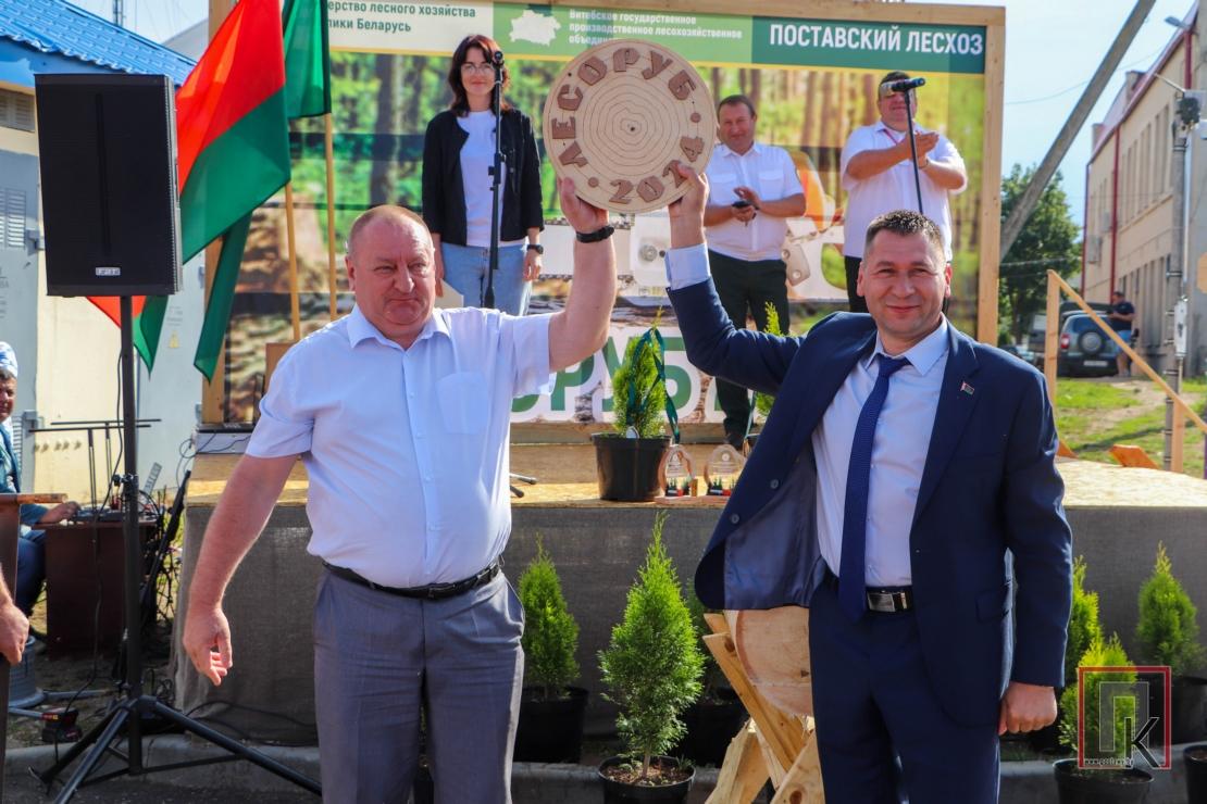 На Поставщине прошел областной конкурс профессионального мастерства вальщиков леса «Лесоруб-2024»   Открыли конкурс заместитель генерального директора, главный инженер Витебского государственного производственного лесохозяйственного объединения Михаил Филинович и председатель Поставского райисполкома Сергей Чепик, символично отпилив от бревна эмблему соревнований.