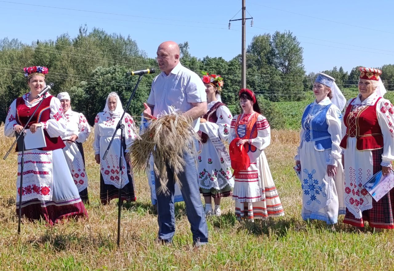 Традиционный обряд начала жатвы прошел в ОАО «Рубежница (Велешковичский сельсовет). В нем приняли участие председатель районного исполнительного комитета Иван Федоров, председатель районного Совета депутатов Сергей Шляднев, заместители председателя райисполкома, руководители и работники хозяйств района, представители районных общественных объединений. В их числе – председатель Лиозненского районного объединения профсоюзов Юлия Барашкина.