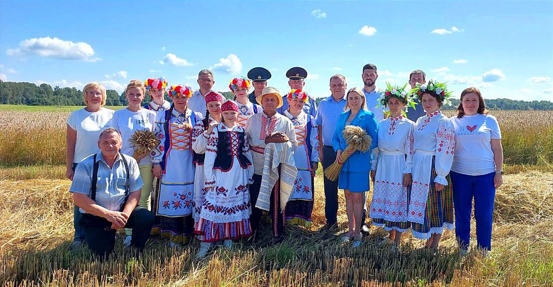 Старинным обрядом " Зажынкі" дали старт уборочной кампании на Россонщине🌾 Началась самая важная, горячая и ответственная пора для хлеборобов. (https://t.me/rossony_online/8233) Первые, сжатые вручную снопы вручили руководству района и гостям. По преданию, если подкинуть сноп ввысь и успеть загадать, чтобы жатва прошла успешно, техника не ломалась, колос был богатым, а земледелец здоровым, именно так и будет. Свое желание загадала и профсоюзный лидер аграриев Витебщины Татьяна Диканова.