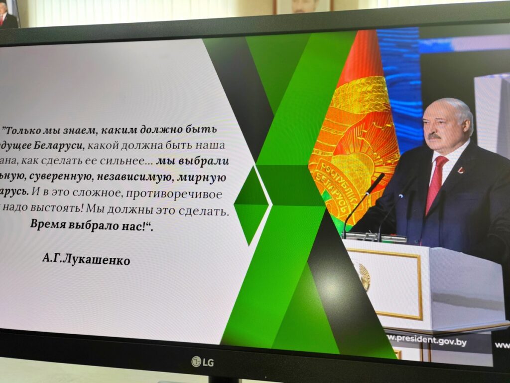 Открывая информационную встречу, председатель экономического суда Витебской области Алексей Бородулин подчеркнул, что «30 лет – дата эпохальная и значимая. Ведь за это время удалось фактически построить новую страну, вывести её в лидеры по многим показателям социально-экономического развития. И эти посылы сейчас необходимо донести в общество, рассказать, что дала Беларуси такая форма правления» и предоставил слово председателю Витебской областной организации Белорусского профсоюза работников госучреждений, депутату Витебского областного Совета депутатов Елене Нефедовой.