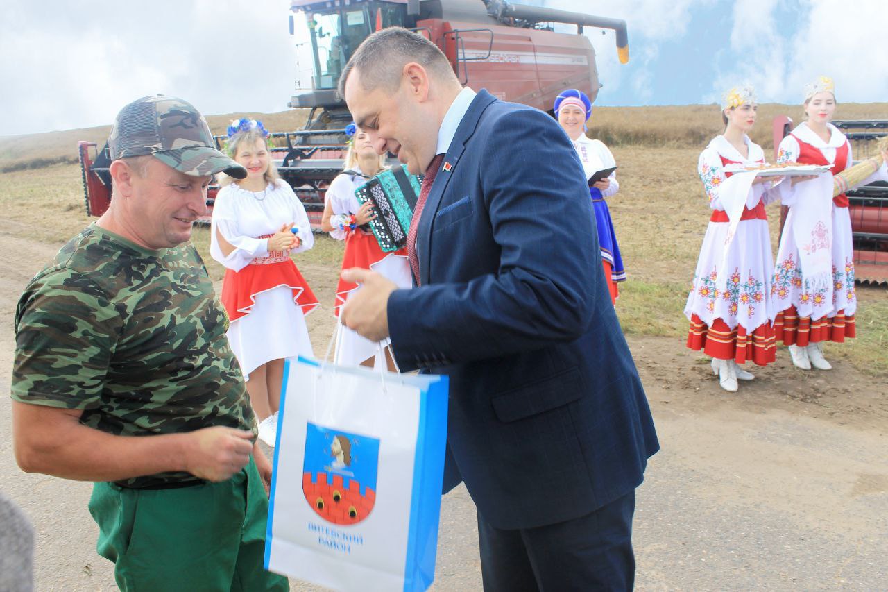 Поздравить передовика с победой, поблагодарить за работу и вручить подарки прямо в поле приехали председатель Витебского облисполкома Александр Субботин, профсоюзный лидер аграриев Витебщины Татьяна Диканова, руководство Витебского района и ОАО "Витебская бройлерная птицефабрика".