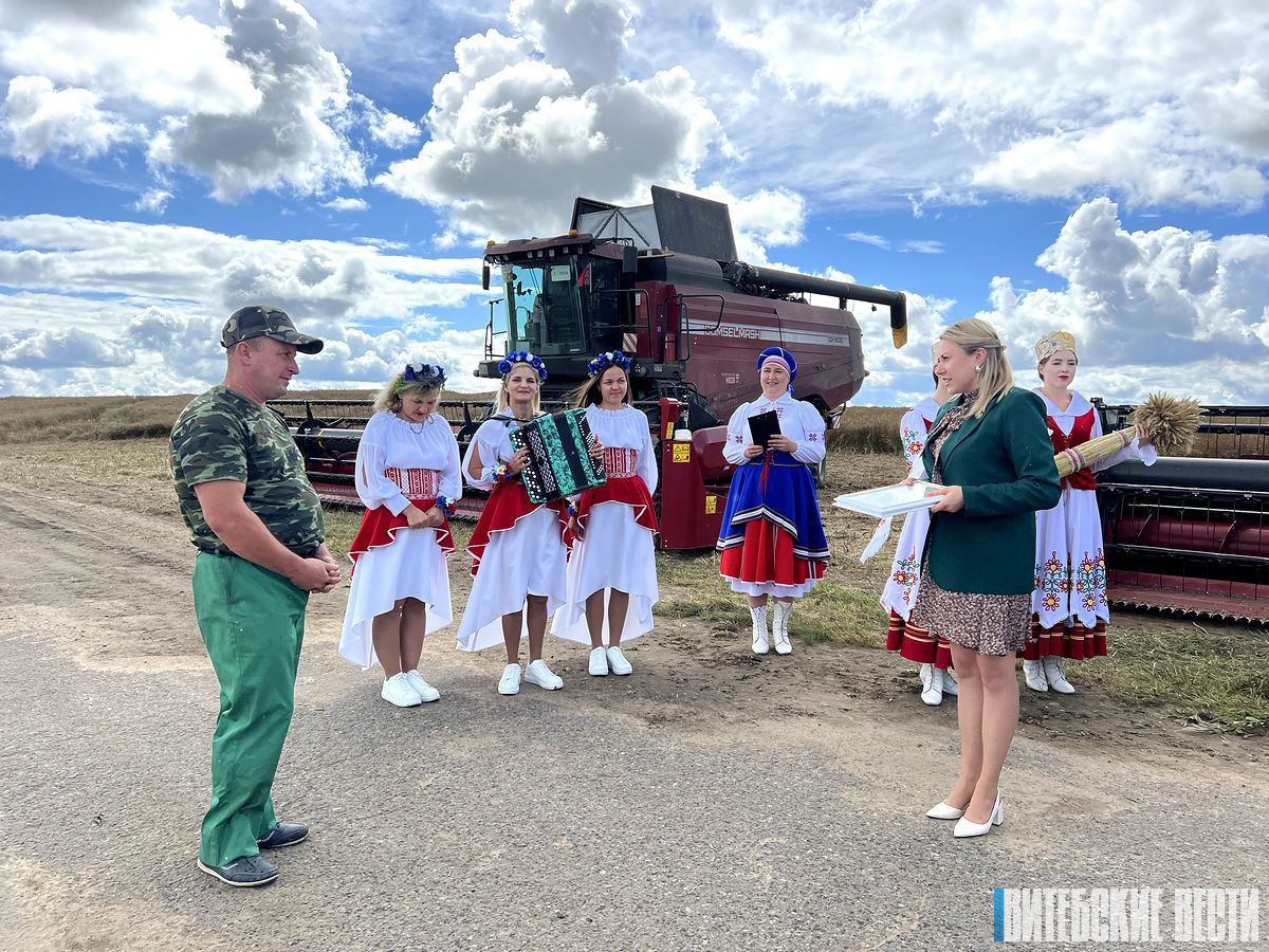 Поздравить передовика с победой, поблагодарить за работу и вручить подарки прямо в поле приехали председатель Витебского облисполкома Александр Субботин, профсоюзный лидер аграриев Витебщины Татьяна Диканова, руководство Витебского района и ОАО "Витебская бройлерная птицефабрика".