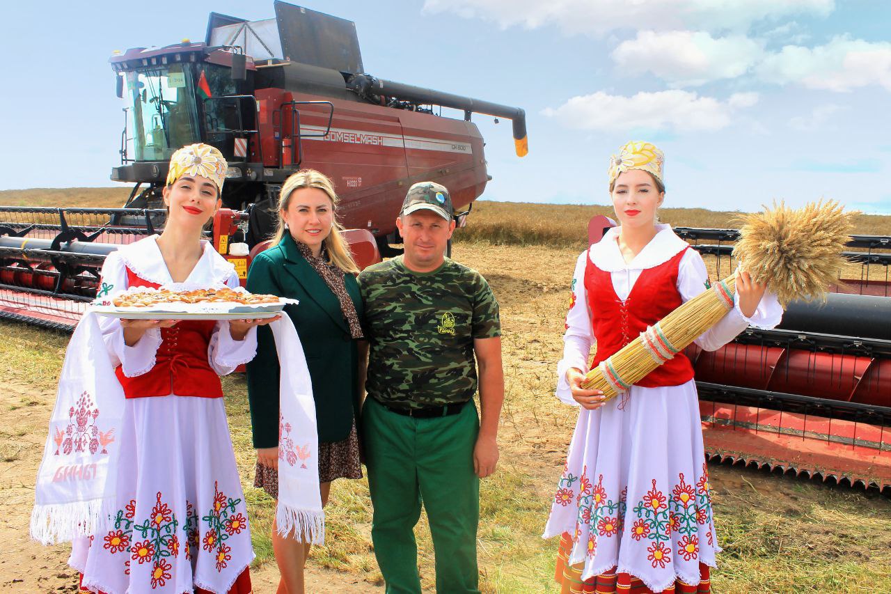 Поздравить передовика с победой, поблагодарить за работу и вручить подарки прямо в поле приехали председатель Витебского облисполкома Александр Субботин, профсоюзный лидер аграриев Витебщины Татьяна Диканова, руководство Витебского района и ОАО "Витебская бройлерная птицефабрика".