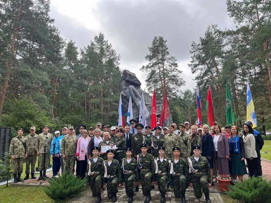 Торжественный митинг в рамках международного автопробега «Дорогами Памяти и Подвига» на Глубоччине состоялся в мемориальном комплексе «Борок». Члены первичной профсоюзной организации ЦБУ №208 ОАО «АСБ Беларусбанк» в г. Глубокое приняли участие в митинге, почтили память погибших минутой молчания и возложили цветы к мемориалу.