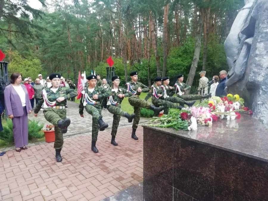 Торжественный митинг в рамках международного автопробега «Дорогами Памяти и Подвига» на Глубоччине состоялся в мемориальном комплексе «Борок». Члены первичной профсоюзной организации ЦБУ №208 ОАО «АСБ Беларусбанк» в г. Глубокое приняли участие в митинге, почтили память погибших минутой молчания и возложили цветы к мемориалу.