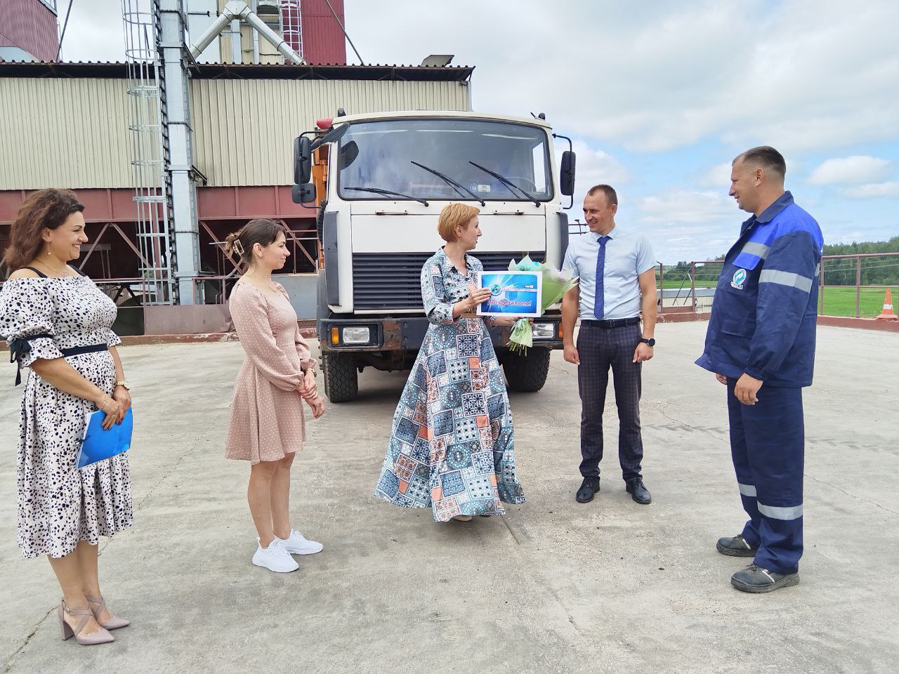 В СХП «Мазоловогаз» сегодня чевствовали водителя автомобиля ПУ «Витебскгаз» Аглушевича Романа Владимировича, перевезшего 1030 тонны зерна с учетом рапса. От председателя обьединенной профсоюзной организации УП «Витебскоблгаз», Светланой Михайловной Медведькой, был вручен подарок в денежном выражении и цветы. Поздравил с достижением и директор СХП «Мазоловогаз» Сергей Владимирович Рослевич, пожелал чтобы достигнутые результаты стали очередной степенью к новым трудовым успехам.