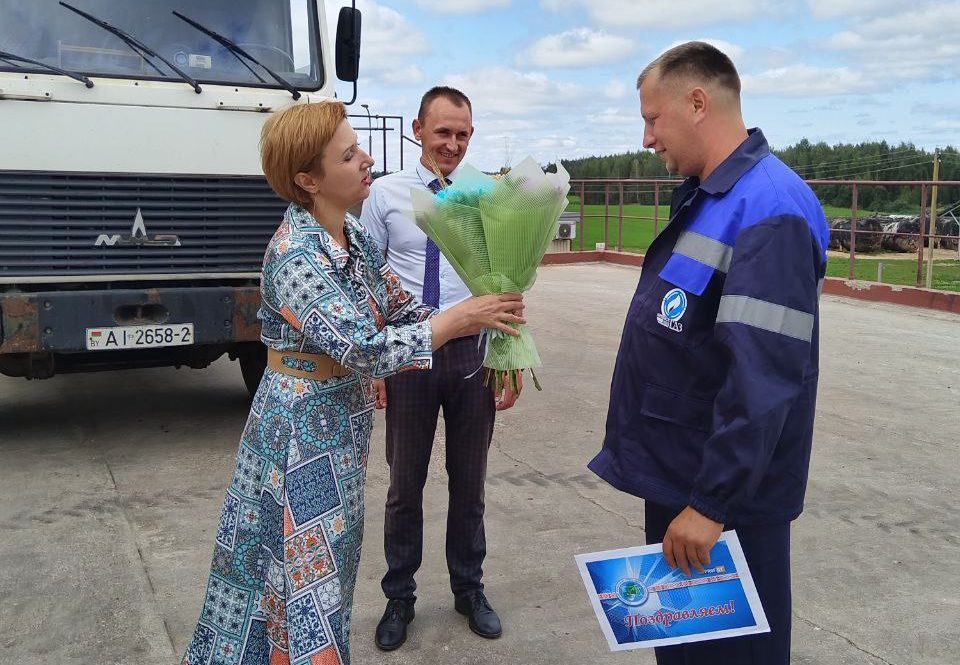 В СХП «Мазоловогаз» сегодня чевствовали водителя автомобиля ПУ «Витебскгаз» Аглушевича Романа Владимировича, перевезшего 1030 тонны зерна с учетом рапса. От председателя обьединенной профсоюзной организации УП «Витебскоблгаз», Светланой Михайловной Медведькой, был вручен подарок в денежном выражении и цветы. Поздравил с достижением и директор СХП «Мазоловогаз» Сергей Владимирович Рослевич, пожелал чтобы достигнутые результаты стали очередной степенью к новым трудовым успехам.