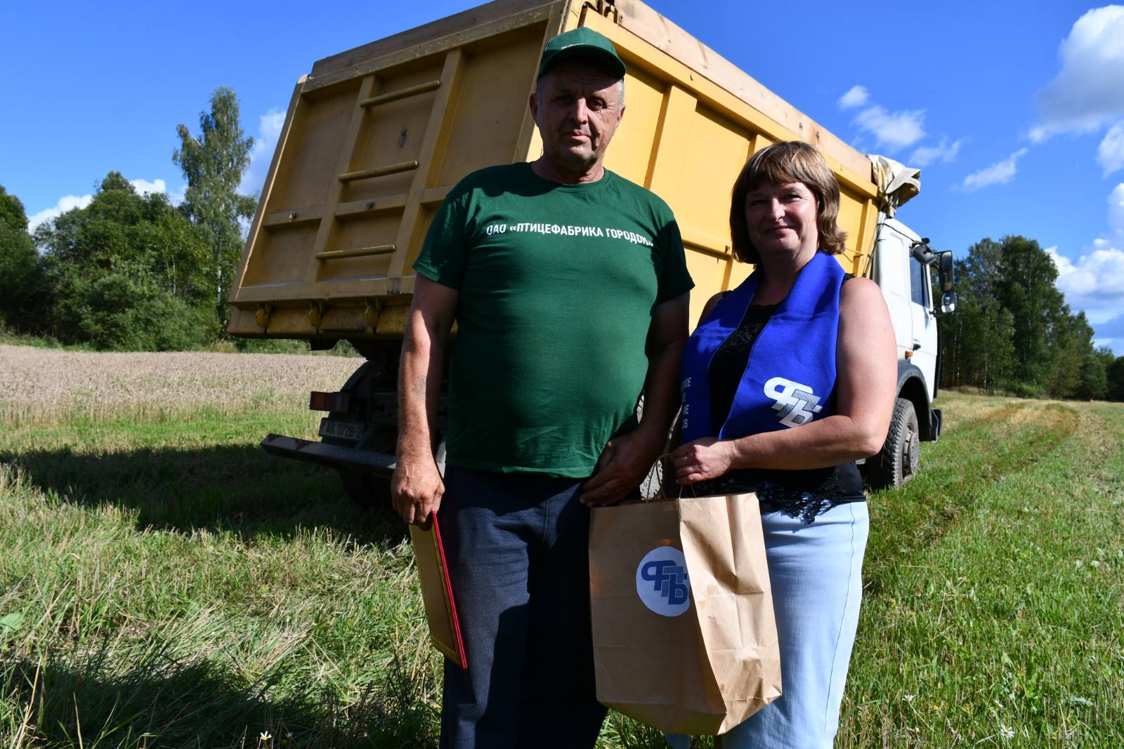 На Городокщине чествовали водителя, первым перевезшего 1000 тонн зерна. Водитель ОАО "Птицефабрика Городок" Владимир Жогов первым в районе перевез 1000 тонн зерна. Поздравить передовика с рекордом приехали председатель Городокского районного объединения профсоюзов, депутат Витебского областного Совета депутатов Лариса Пальчикова, председатель районной профсоюзной организации Белорусского профсоюза АПК Елена Кирпич, заместитель директора ОАО "Птицефабрика Городок" Павел Коротков и представители ГУК "Центр традиционной культуры и народного творчества".